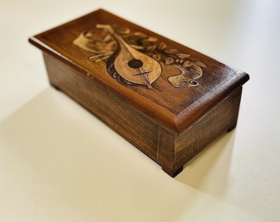 Lot 477 - MUSIC BOX
